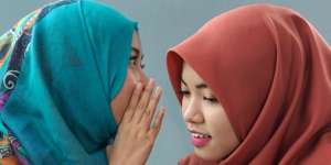 Ini Alasannya Rasulullah Melarang Berbisik Berduaan