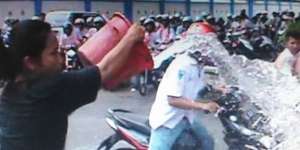 Emak-emak Ngambek, Siram Pelajar yang Konvoi Kelulusan