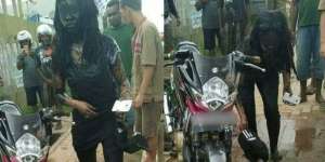 Foto Ini Jadi Viral, Si Gadis Jatuh ke Selokan Gara-gara...