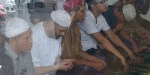 Ridho Rhoma Tertunduk Khusuk Larut dalam Doa Sholat Jumat