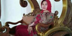 Geger Wanita Bertangan 3 Duduk di Kereta Kencana Pendopo