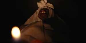 Misteri Pocong di Halte Bus Terbongkar