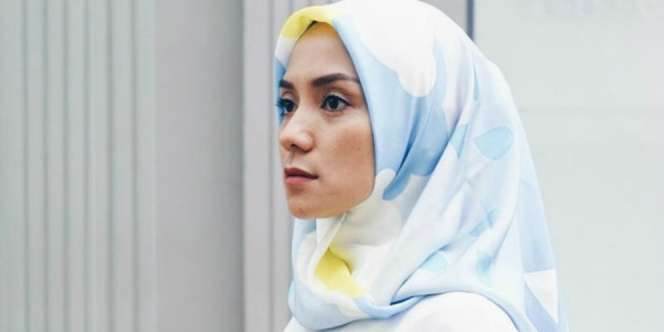 Gaya Enno Lerian Padukan Jins dengan Hijab