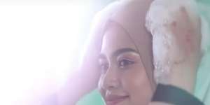 Viral! Iklan Kocak Keramas Pakai Hijab