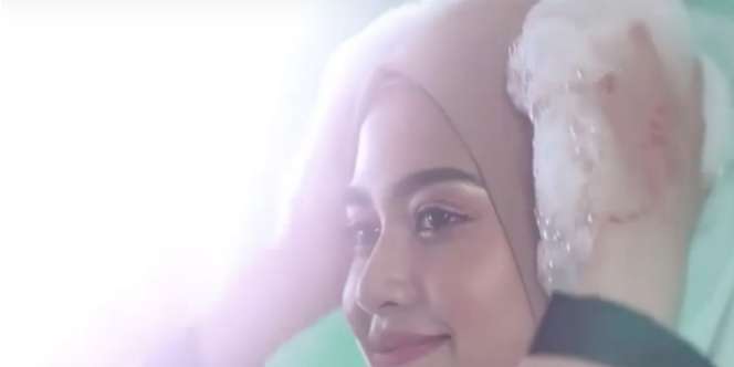 Viral! Iklan Kocak Keramas Pakai Hijab