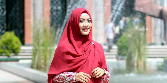 Tampil Modis dengan Hijab Syari, Begini Caranya