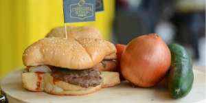 Nikmatnya Menu 'Perkawinan' Hotdog-Burger Kebab Baba Rafi