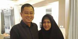 Viral, Foto Menteri Jonan dan Adik Ipar yang Berhijab