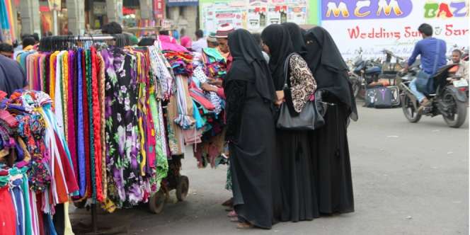 Rela Berikan Antreannya, Muslimah Baik Hati Malah Dicibir