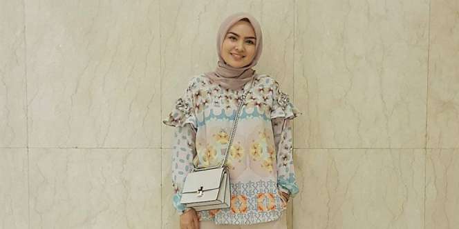 Sneaker Jadi Andalan Ria Miranda Saat Berlibur