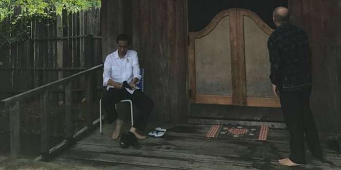 Jokowi Sholat di Mushola Kayu di Perbatasan Terluar Papua