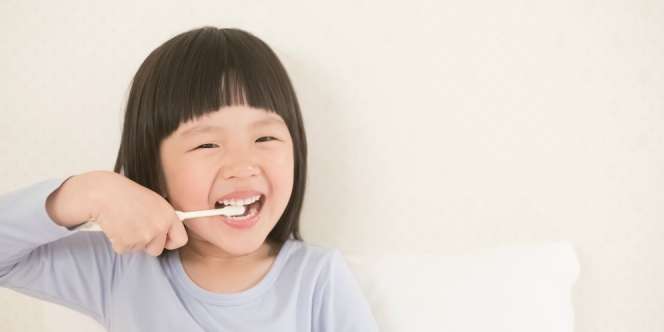 6 Cara Menyenangkan Ajarkan Anak Sikat Gigi