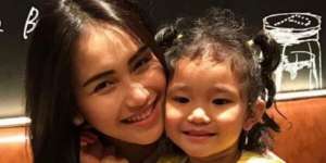 Foto Janggal Ayu Ting Ting dan Bilqis, Muncul Tangan Misterius