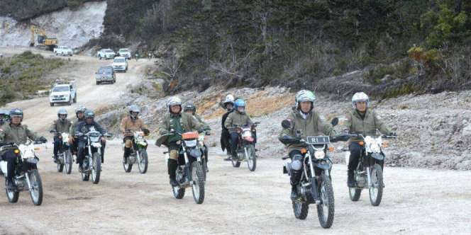 Gaya Jokowi `Geber` Motor Trail di Jalan Trans Papua