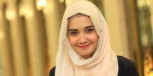 Pesona Zaskia Sungkar dalam Balutan Busana Hijab