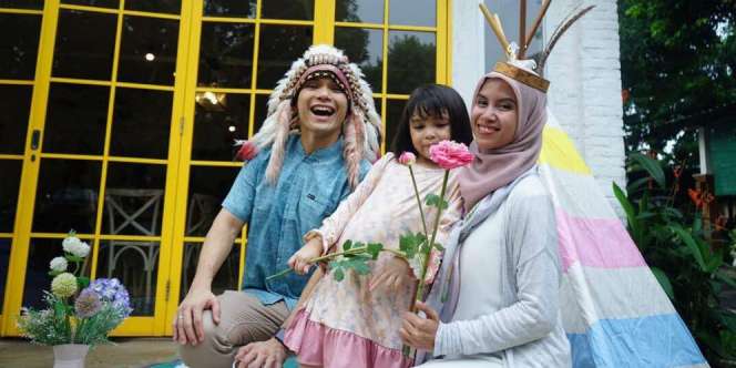 Intip Gaya Busana Istri dan Putri Ben Khasyafani, Kompak Abis!