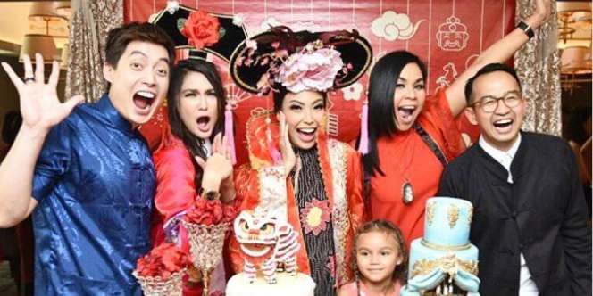 Kocak! Lihat Kejutan Baby Shower dari Para Sahabat Ayu Dewi