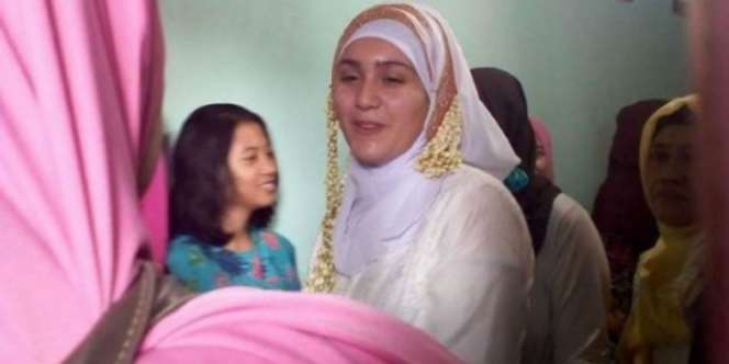 Sudah Mualaf, Bule Cantik Italia Resmi Dinikahi Pria Batang