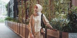 Tengok Style Hijaber Kenakan Strap Bag Kekinian