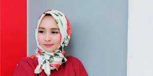 Tampil Stylish dengan Hijab Motif Bunga ala Ellend