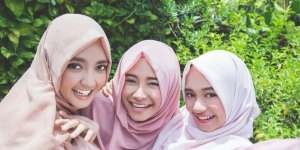 Mau Awet Muda? Berhenti Tersenyum Saat Difoto