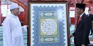 Sarung dan Kopiah Jokowi untuk Masjid Kuno Beijing
