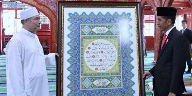 Sarung dan Kopiah Jokowi untuk Masjid Kuno Beijing