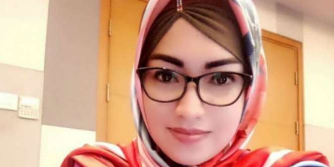 Ibu Dosen Cantik dan Inspiratif Ini Bikin Penasaran Netizen