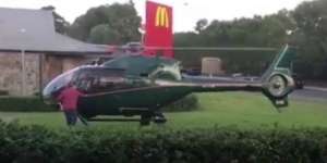 Lapar Menyerang, Pilot Nekat `Parkir` Heli di Resto