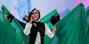 Dewi Sandra Semarakkan Aceh Islamic Fashion Parade 2017