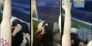Viral, Dua Wanita Saling Jambak di KRL Bekasi-Kota