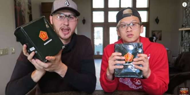 2 Youtuber Rusia Cicipi Ransum TNI, Tak Diduga Ini Reaksinya