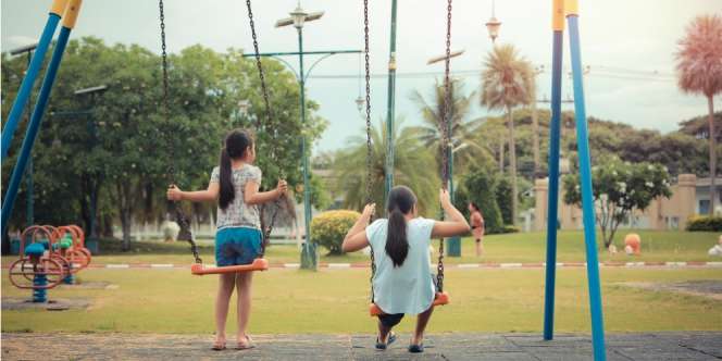 Ternyata Anak Bisa Belajar Sosialisasi Lewat Main Ayunan