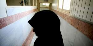 Ketahuan Selingkuh, Istri Dihukum 2 Tahun Mandikan Mayat