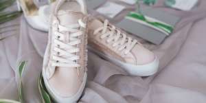 Geser Sneakers Putih, Sepatu Warna Lembut Ini Lagi Ngetren