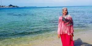 #HOTD: Kasual Pink Kharisma Anindya di Pantai