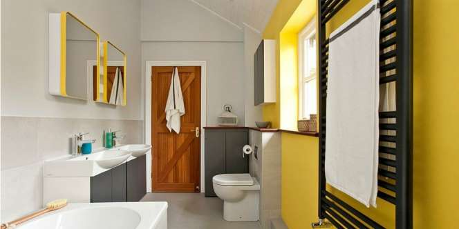 Kamar Mandi Cerah dengan Kolaborasi Kuning dan Abu-abu