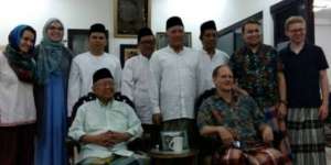 Bersarung, Mahasiswa AS Belajar Islam Moderat di Tebuireng