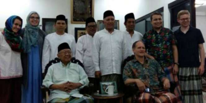 Bersarung, Mahasiswa AS Belajar Islam Moderat di Tebuireng