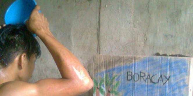 Pria Ini Wujudkan Liburan dengan Mandi di Depan Gambar Pantai