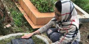 Doa Nikita Mirzani di Atas Pusara Orangtuanya