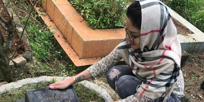 Doa Nikita Mirzani di Atas Pusara Orangtuanya