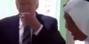 Masya Allah, Raja Salman Ajari Trump Minum Pakai Tangan Kanan