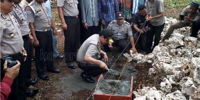 Allahu Akbar! Polisi Ini Pakai Tabungan untuk Bangun Masjid
