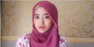 Sontek Gaya Natasha Farani Kenakan Hijab Rawis