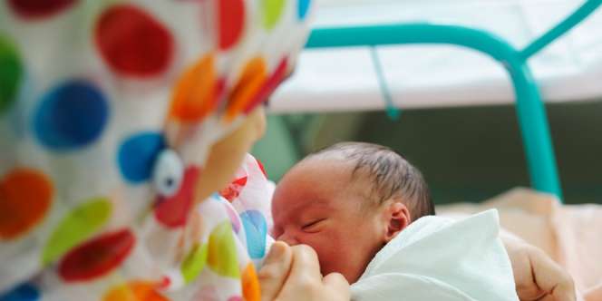 Bolehkah Salat Sambil Menyusui Anak?