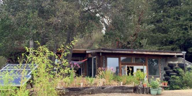 Rumah Romantis Ini Terbuat dari Material Bekas