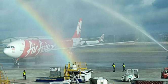 'Landing' Perdana Air Asia Tokyo-Denpasar Disambut Water Canon