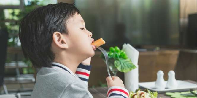 Jangan Selalu Disuapi, Biarkan Buah Hati Makan Sendiri
