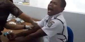 Bapak Satpam Mewek Saat Disuntik, Satu Ruangan Heboh